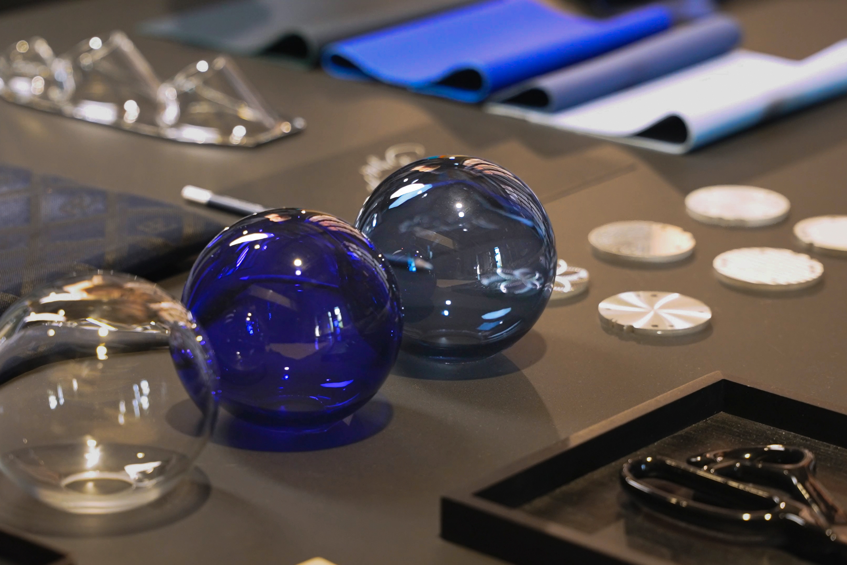 Glas wurde auf völlig neue Weise in den Innenraum integriert. Die Mittelkonsole besteht aus einem einzigen, geformten Glaselement, das in verschiedenen Farbtönen erhältlich ist.